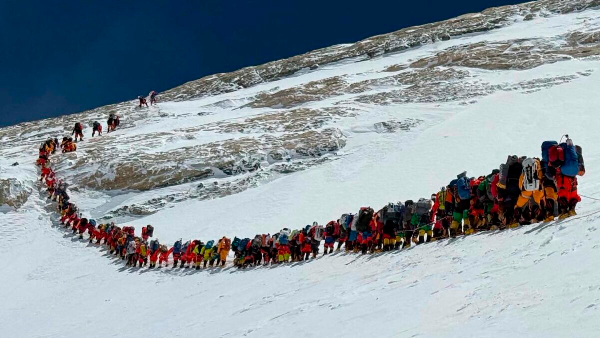 Monte_everest_274_personas_portada_Px_Sports