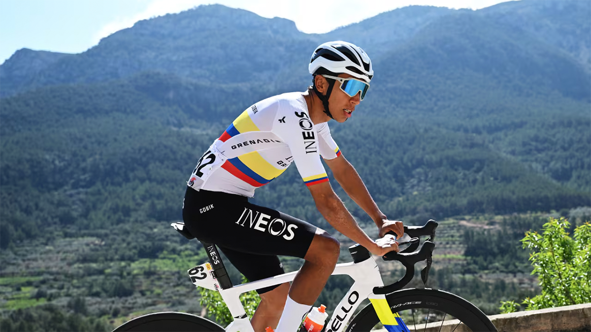 EGAN BERNAL VIVE UN MOMENTO COMPLICADO EN EL GIRO DE ITALIA