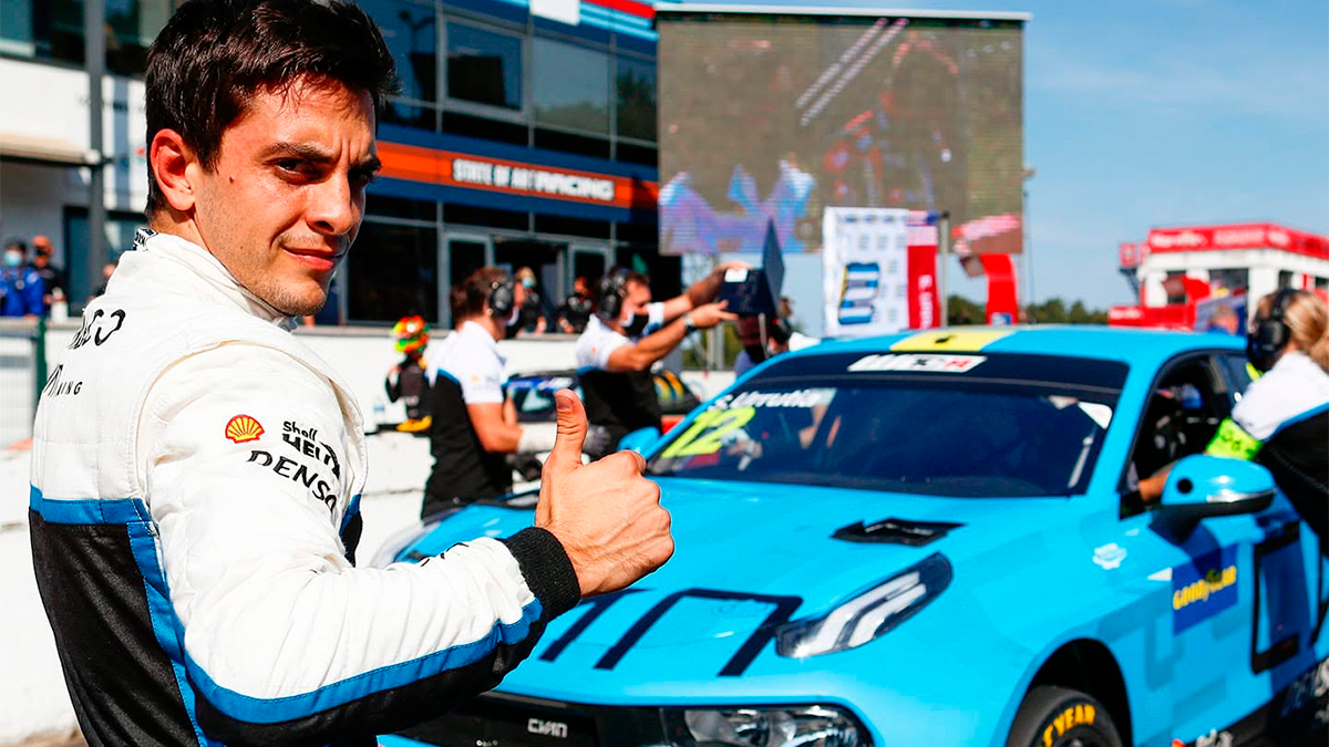 El Uruguayo Santi Urrutia pone en alto la bandera latina en el FIA TCR World Tour