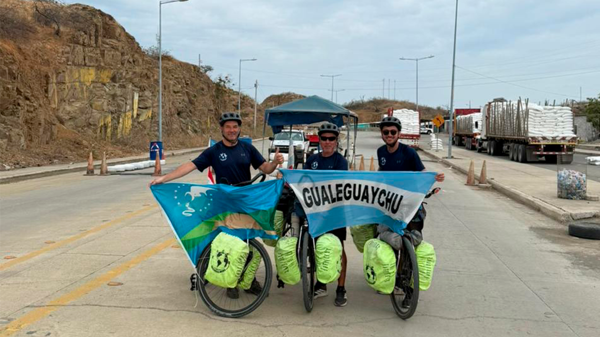 TRES AMIGOS RECORREN EL MUNDO EN SU BICICLETA RUMBO AL MUNDIAL 2026