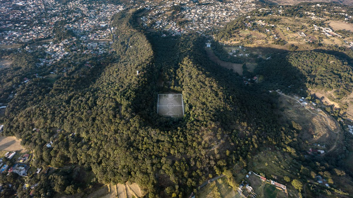 UNA CANCHA DE FÚTBOL EN EL CORAZÓN DE UN VOLCÁN